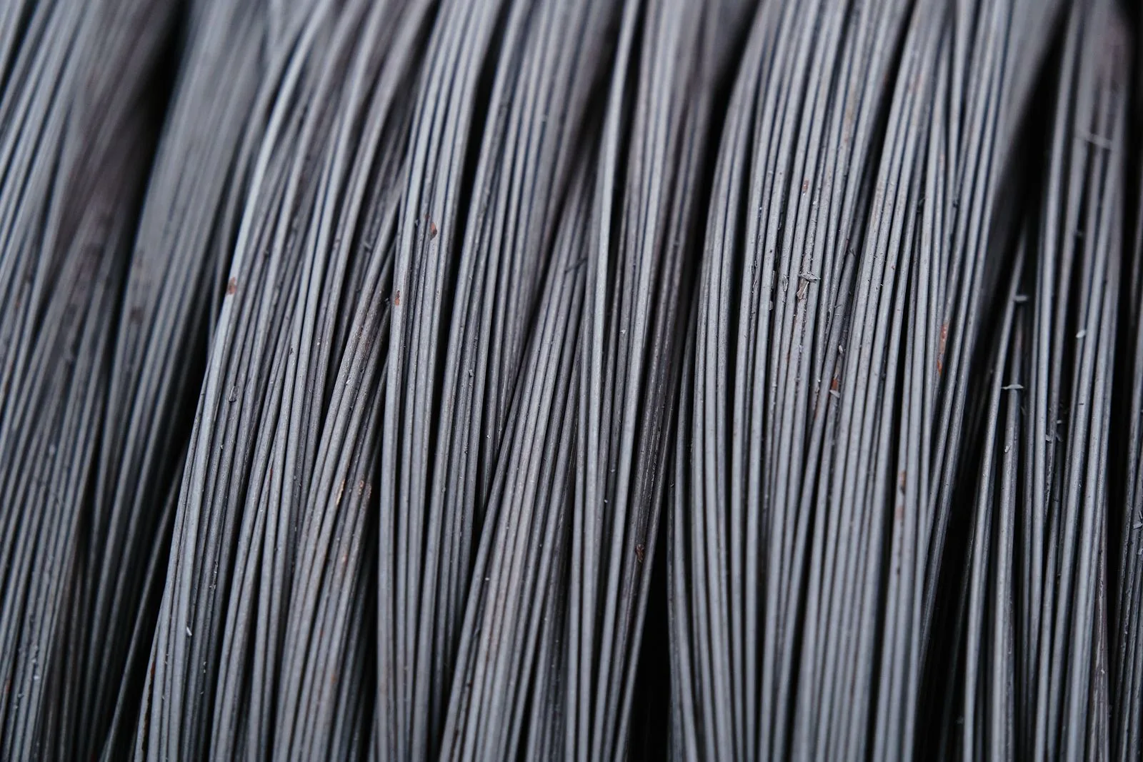 Detalhe de fios de aço usados na fabricação de cordoalhas